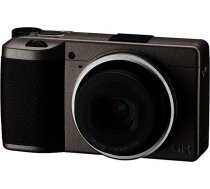 Ricoh GR III Diary Edition, metālisks silti pelēks korpuss ar tumši brūnu rokturi un sudraba gredzenu, digitālā kompaktkamera ar 24 MP APS-C CMOS sensoru, 28 mm F2.8 GR objektīvs (ekvivalents 35 mm formātam)