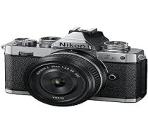 Nikon Z fc KIT Z 28 1:2.8 SPEZ. Izdevums (20,9 MP, OLED skatu meklētājs ar 2,36 miljoniem pikseļu, 11 kadri sekundē, hibrīda AF ar fokusa palīgu, ISO 100–51,200, 4K UHD video) Sudraba/melns