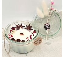 Svētku aromātiskā svece burciņā ar zvaigžņu anīsu, kanēļa standziņām un rožu ziedlapiņām, galda rotājums (Ziemassvētku garšvielas)