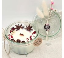 Svētku aromātiskā svece burciņā ar zvaigžņu anīsu, kanēļa standziņām un rožu ziedlapiņām, galda rotājums (Ziemassvētku garšvielas)