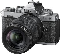 Nikon Z fc Kit Z DX 18-140 mm 1:3.5-6.3 VR (20,9 MP, OLED skatu meklētājs ar 2,36 miljoniem pikseļu, 11 kadri sekundē, hibrīda autofokuss ar fokusa palīgu, ISO 100-51 200, 4K UHD video)