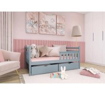 Bērnu gulta Emma Classic ar stelāžu Guļamvietas platums: 80 cm, Guļamvietas garums: 160 cm, Platums: 87 cm, Garums: 168 cm, Augstums: 85 cm, Augstums no grīdas līdz matracim: 29 cm, Ar resti: 1, Ar barjeru: 1, Ar veļas kasti: 1, Guļamvietu skaits: 1, stelāžas tips: koka, Izgatavošanas materiāls: dabīgs koks (priede), Maksimālais noslogojums: 100 kg, Krāsa: pelēks