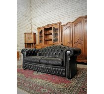 Melns Chesterfield dīvans