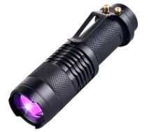 Jaudīgs UV taktiskais lukturītis ar ZOOM funkciju, ūdens un triecienizturīgs. UV LED 395nm Lukturītis; Spēcīgs, Ūdens un triecienizturīgs, ZOOM fokusēšana; Taktiskais gaismeklis     ar 17500 akumulatoru; Ideāli piemērots nakts redzamības uzlabošanai. Tact