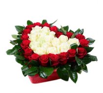 Sarkanas un baltas rozes ar zaļumiem sirds formas dāvanu kastē