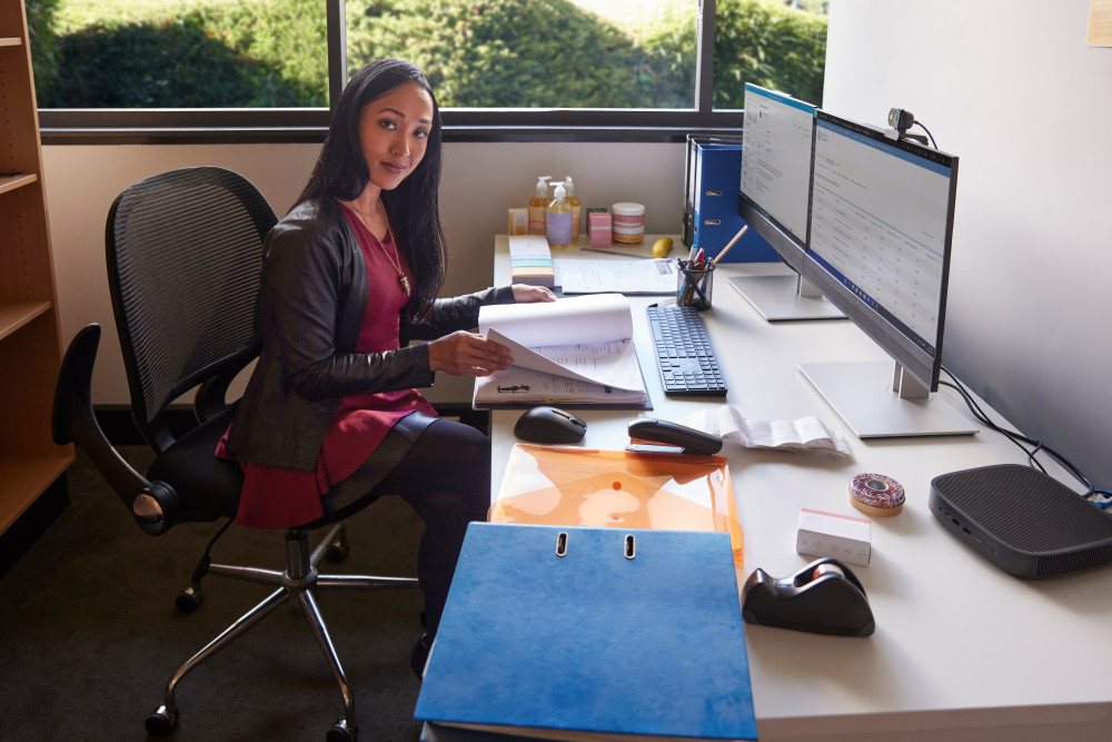 HP E24t G5 product photo